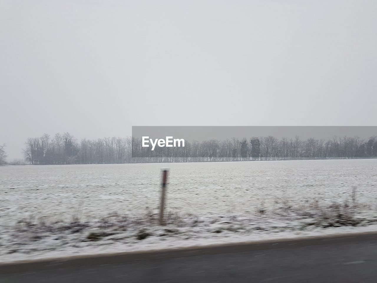 SCENIC VIEW OF FROZEN LAKE AGAINST SKY