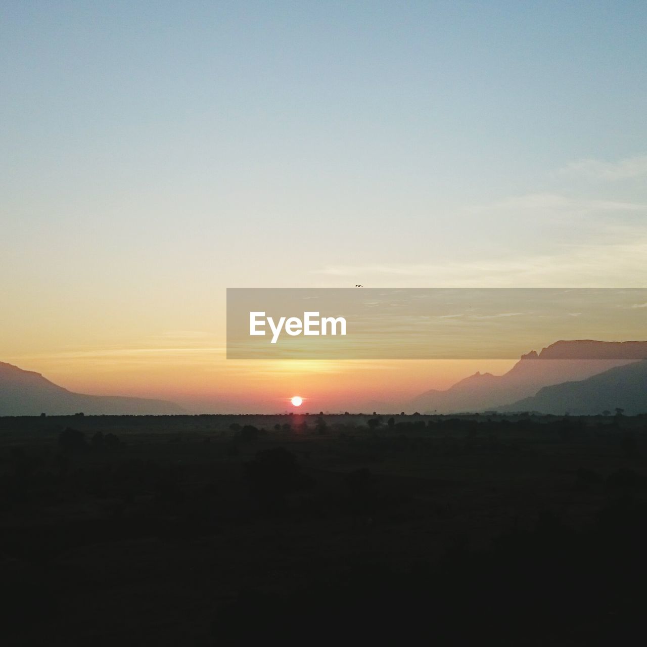 SCENIC VIEW OF SILHOUETTE MOUNTAIN AGAINST SKY DURING SUNSET