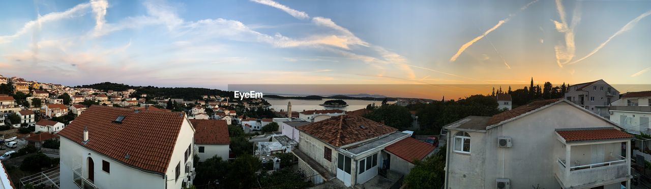 HIGH ANGLE VIEW OF TOWNSCAPE AGAINST SKY