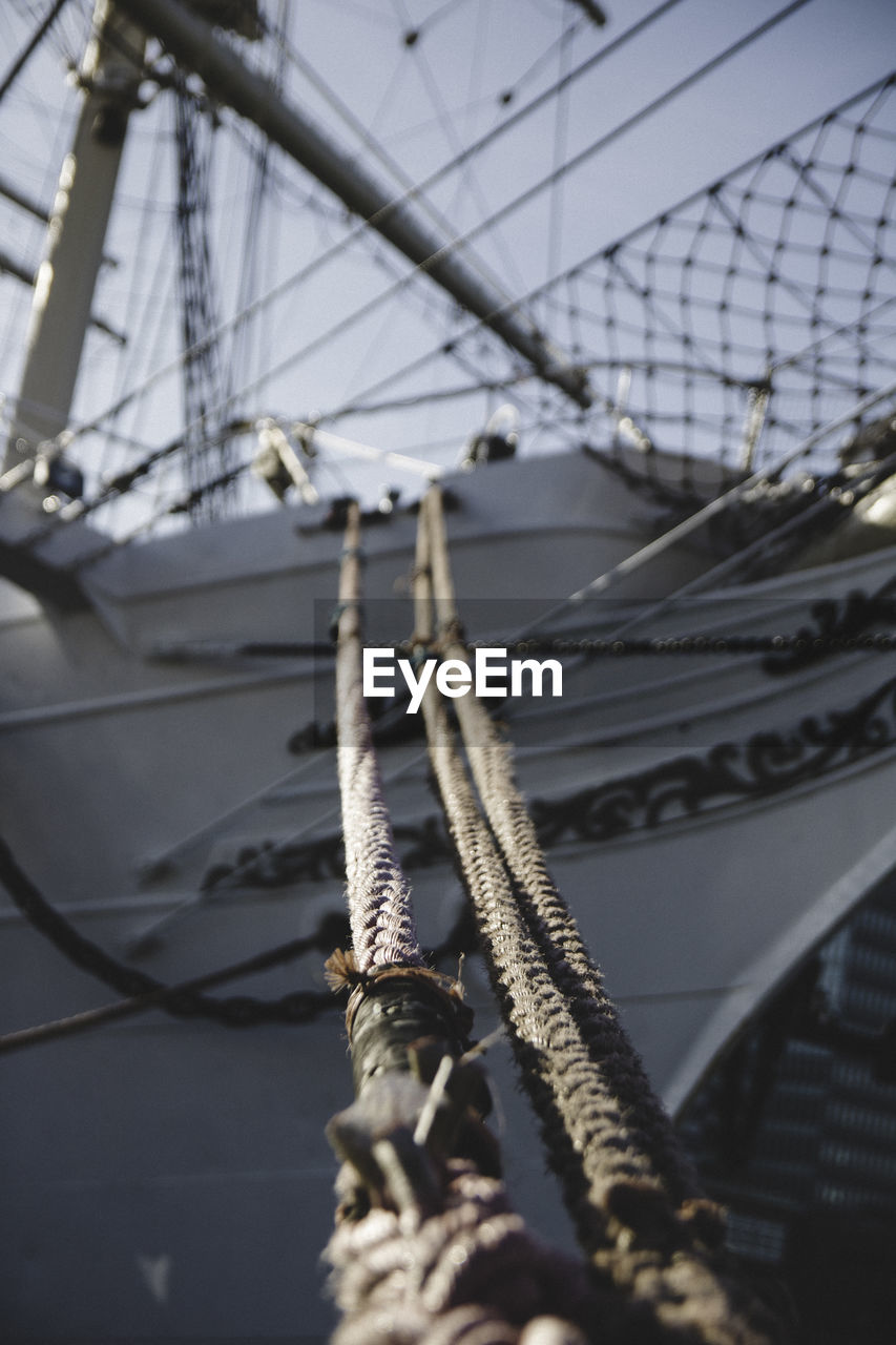 LOW ANGLE VIEW OF SAILBOAT ON ROPE