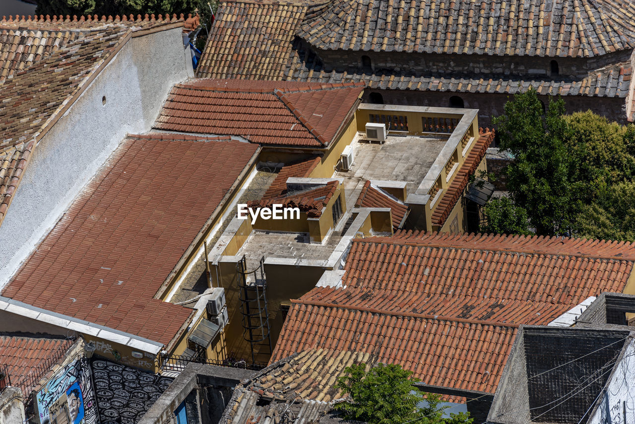 architecture, roof, built structure, building exterior, building, roof tile, high angle view, house, residential district, neighbourhood, city, day, residential area, no people, nature, outdoors, urban area, plant, outdoor structure, tree