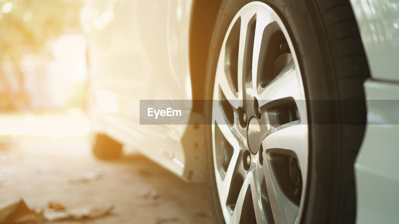 CLOSE-UP OF TIRE ON VEHICLE