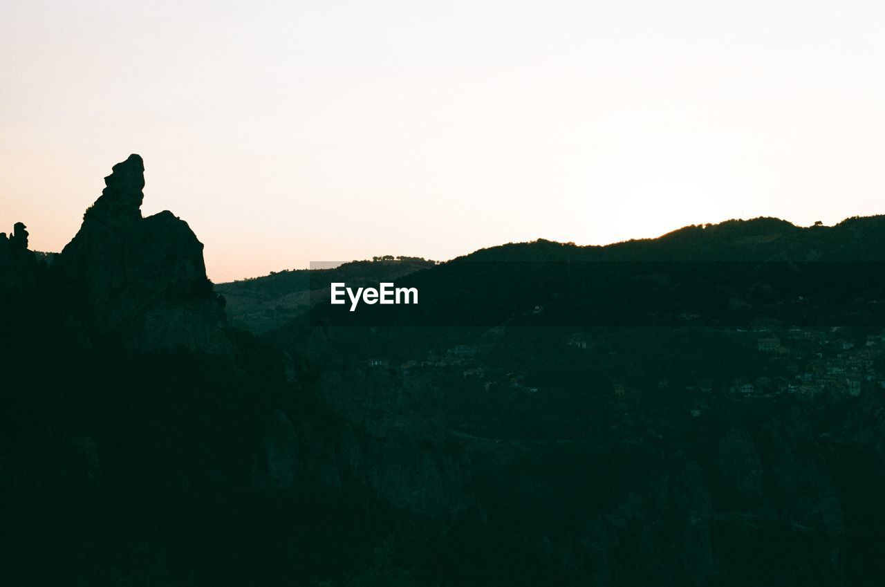 SILHOUETTE OF MOUNTAIN AGAINST CLEAR SKY