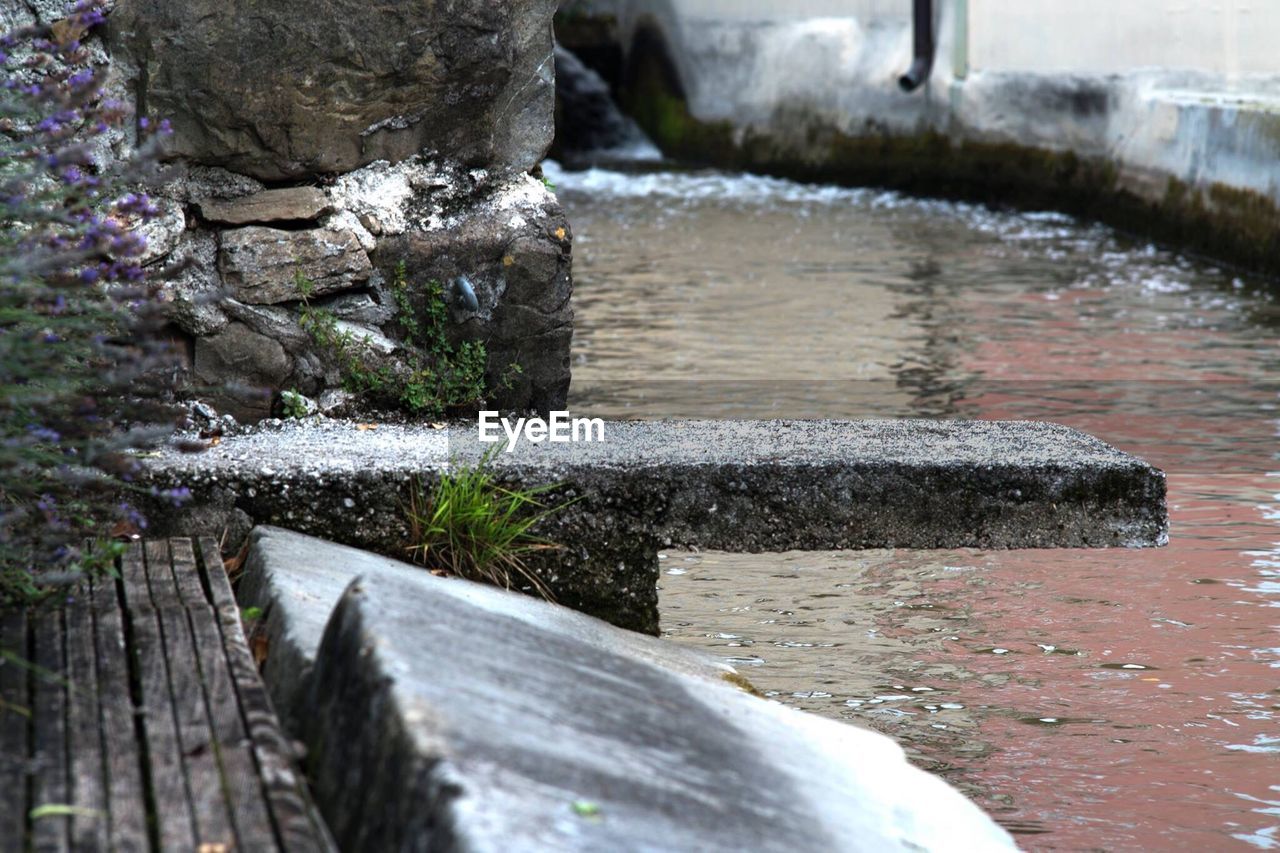 CLOSE-UP OF WATER FLOWING BY RIVER