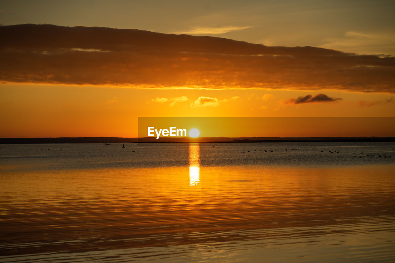 SCENIC VIEW OF SEA AGAINST SKY AT SUNSET