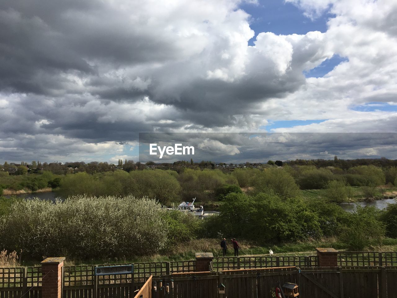 SCENIC VIEW OF FIELD AGAINST STORM CLOUDS