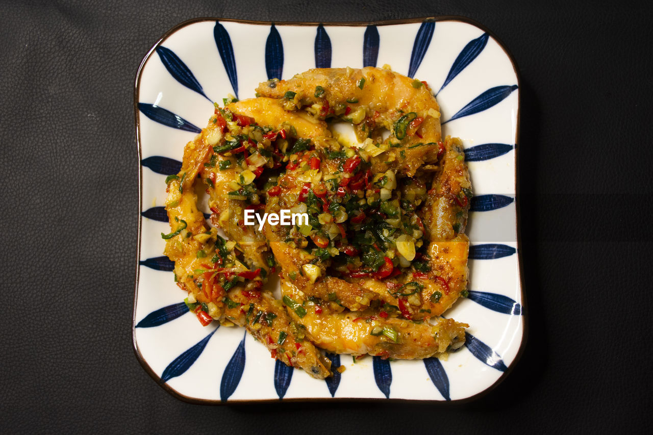HIGH ANGLE VIEW OF MEAL ON PLATE