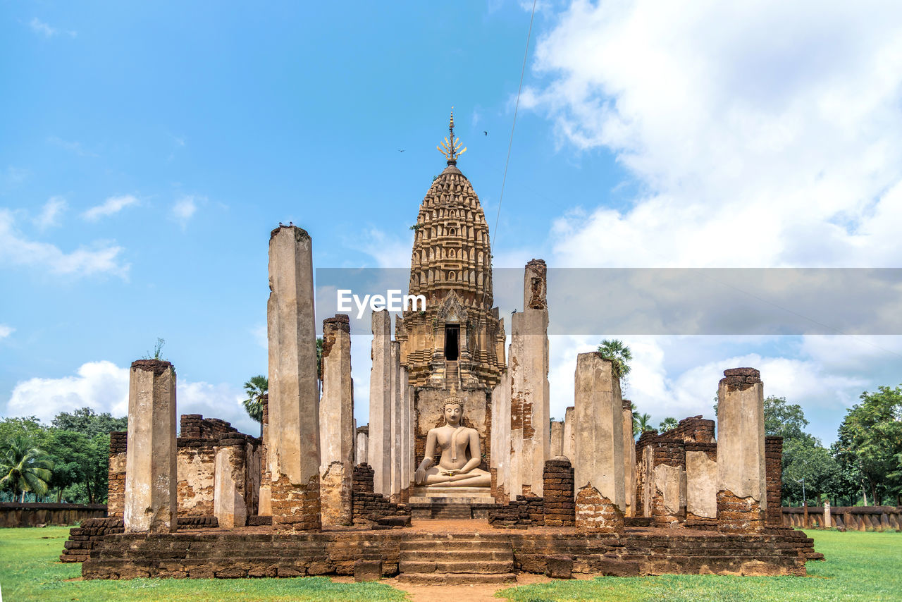 PANORAMIC VIEW OF TEMPLE AGAINST BUILDINGS