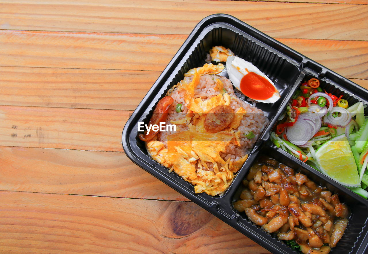 HIGH ANGLE VIEW OF FOOD SERVED IN TRAY