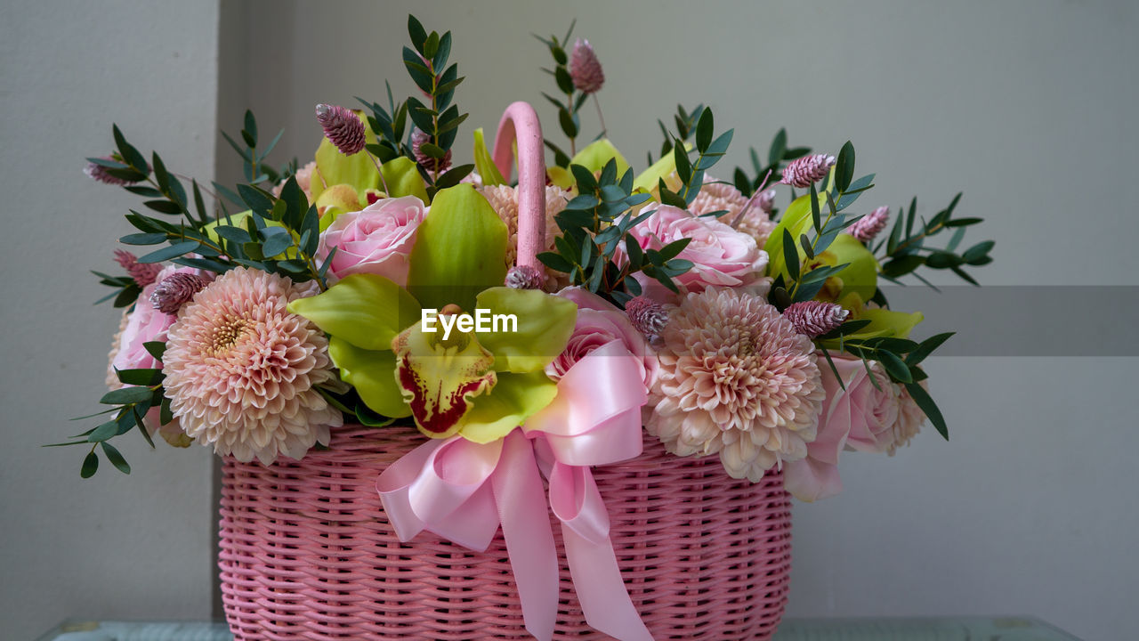 CLOSE-UP OF PINK FLOWER VASE