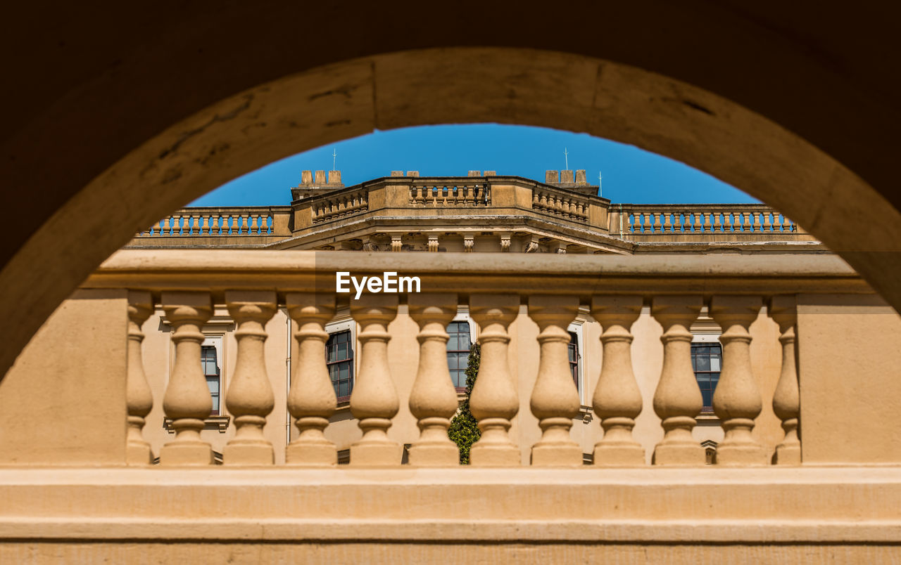 LOW ANGLE VIEW OF ORNATE BUILDING