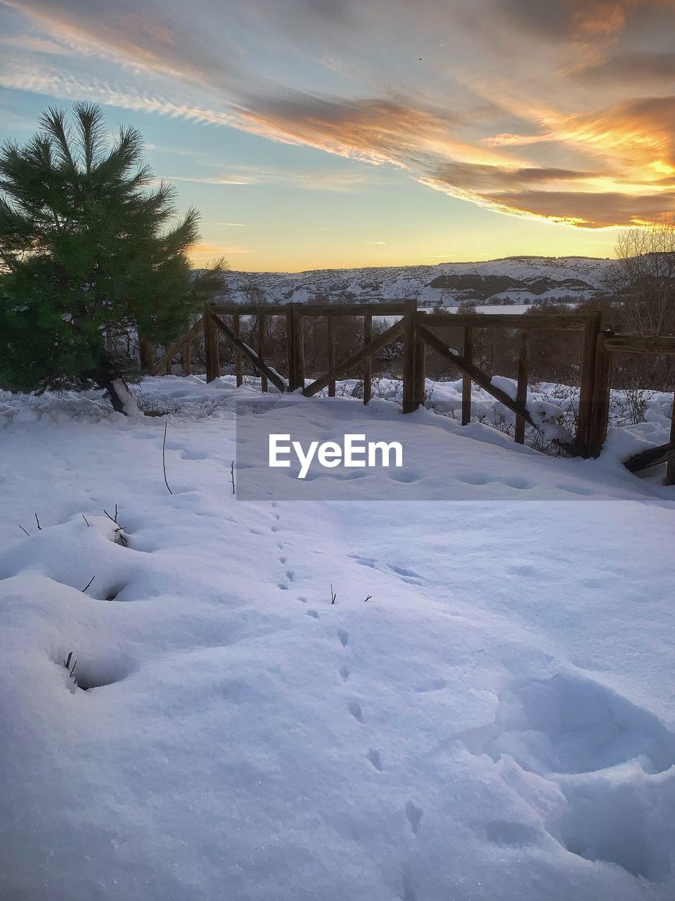 SCENIC VIEW OF SNOW COVERED FIELD AGAINST SKY