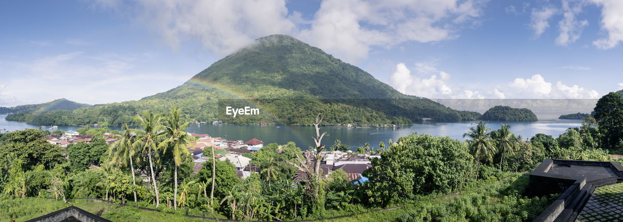 Panoramic view of lake and mountains against sky