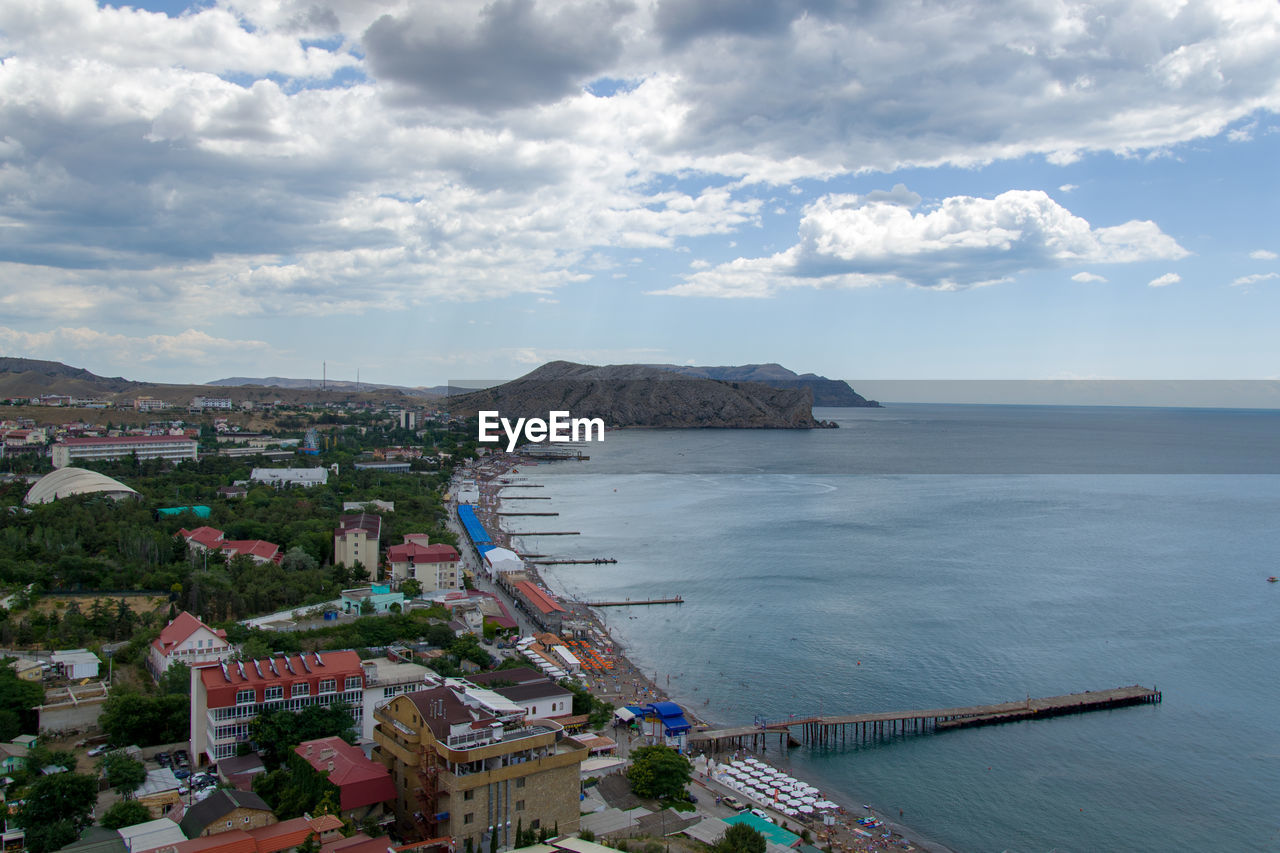 HIGH ANGLE VIEW OF TOWNSCAPE BY SEA