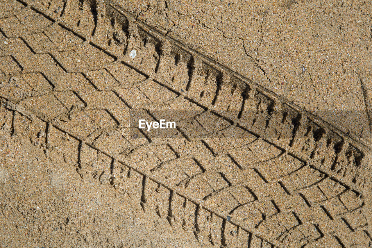 HIGH ANGLE VIEW OF CRACKED SAND