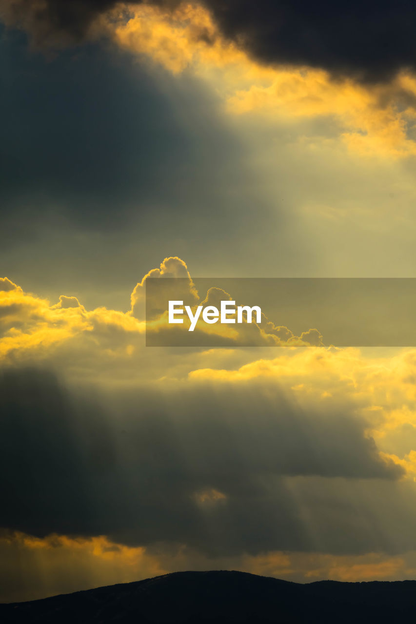 LOW ANGLE VIEW OF CLOUDY SKY AT SUNSET