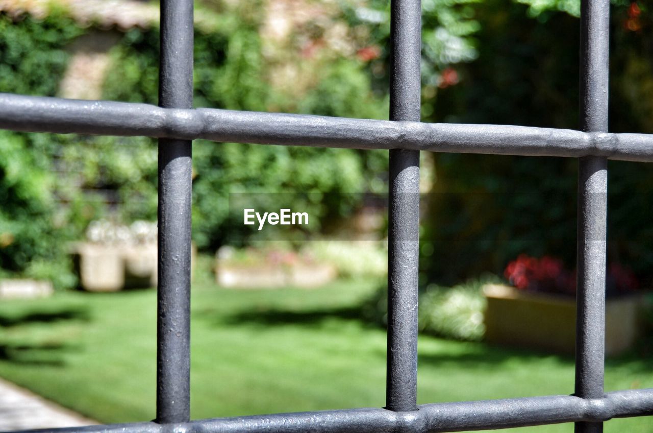 FULL FRAME SHOT OF CHAINLINK FENCE