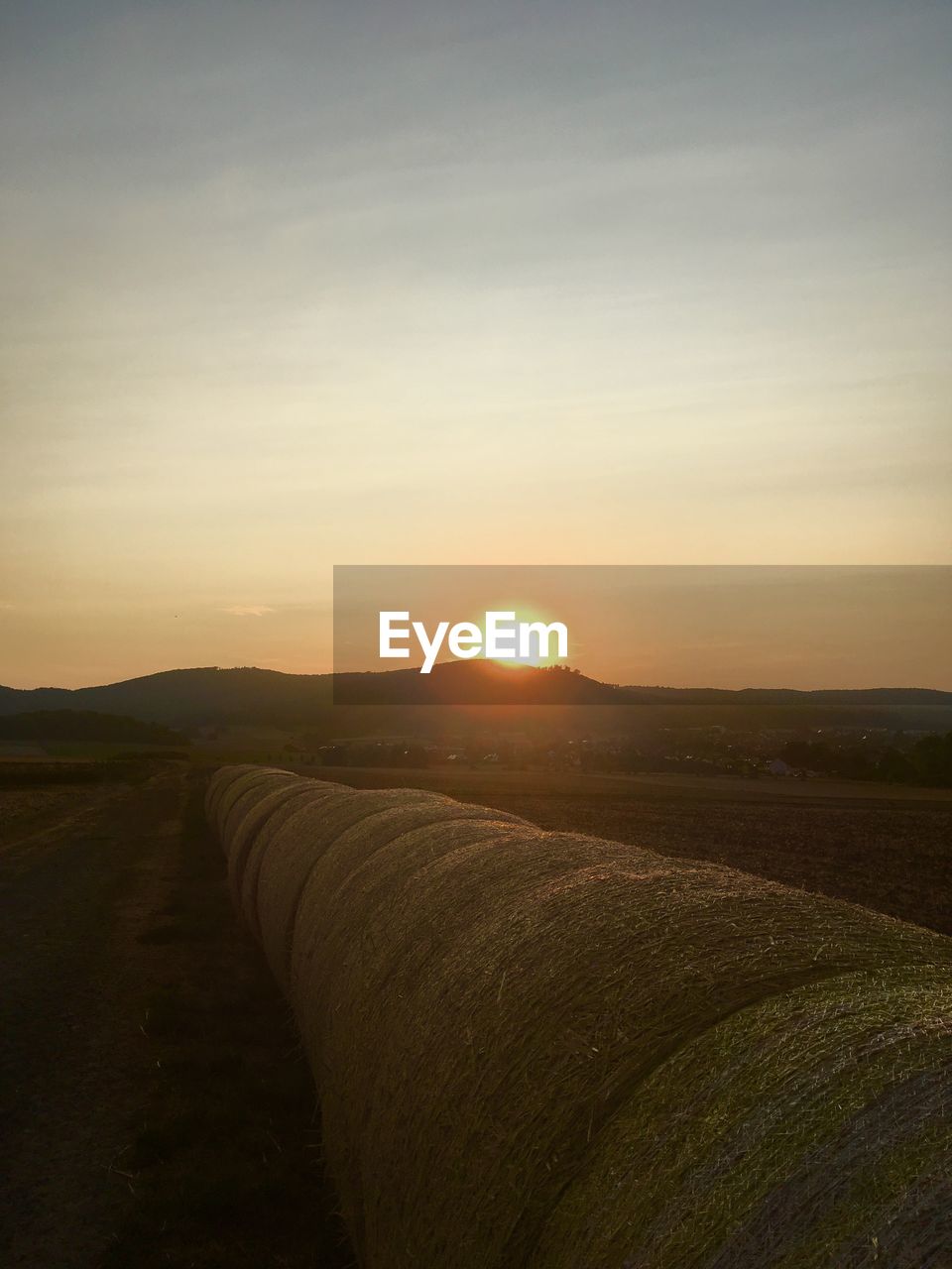 SCENIC VIEW OF FIELD DURING SUNSET