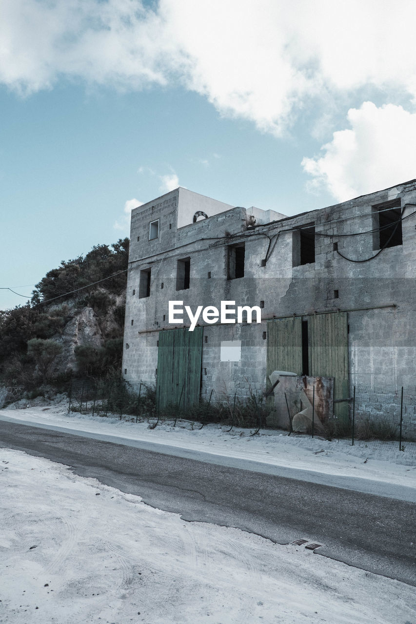 ABANDONED BUILDINGS AGAINST SKY IN CITY