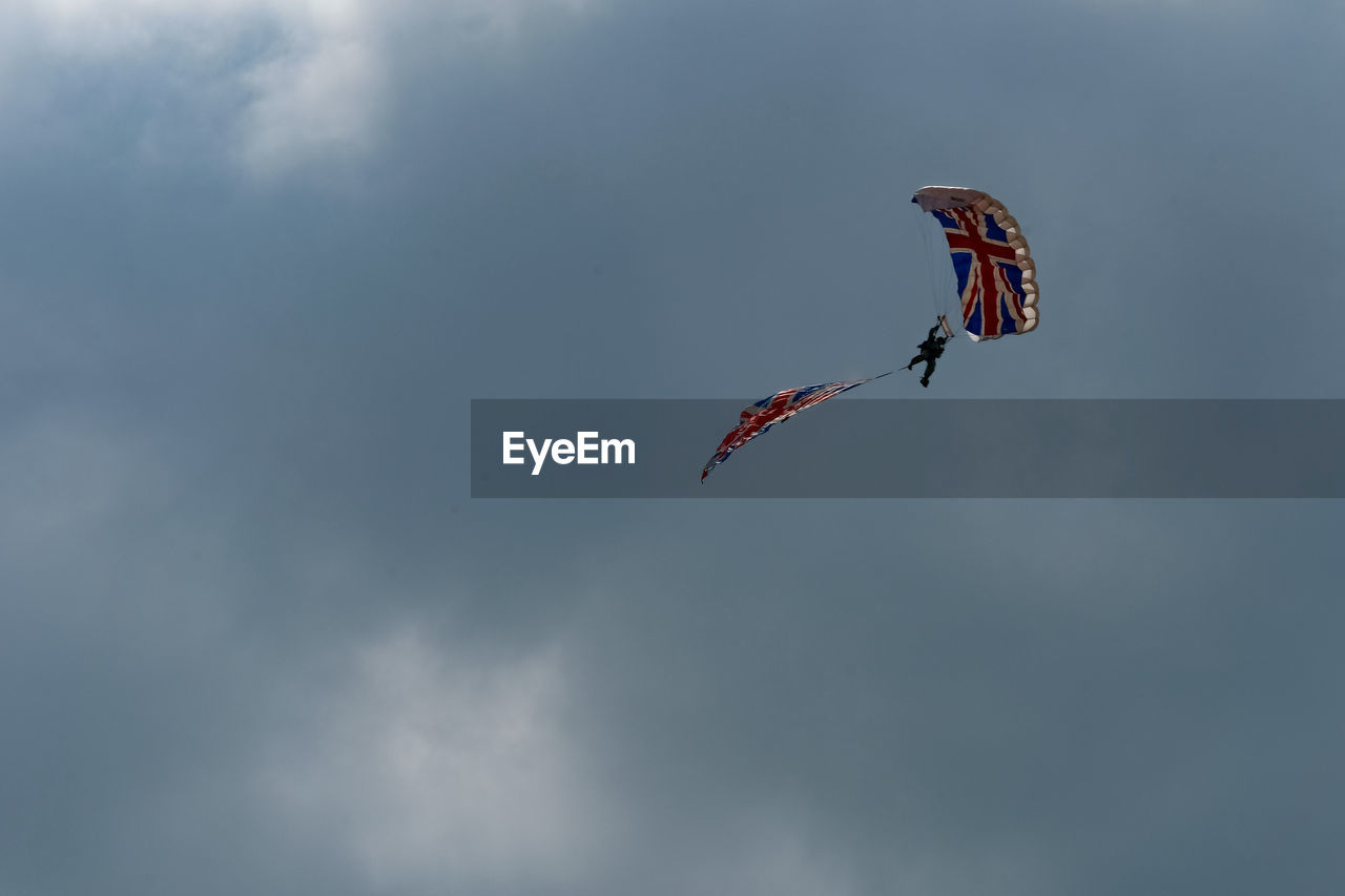 LOW ANGLE VIEW OF FLYING KITE