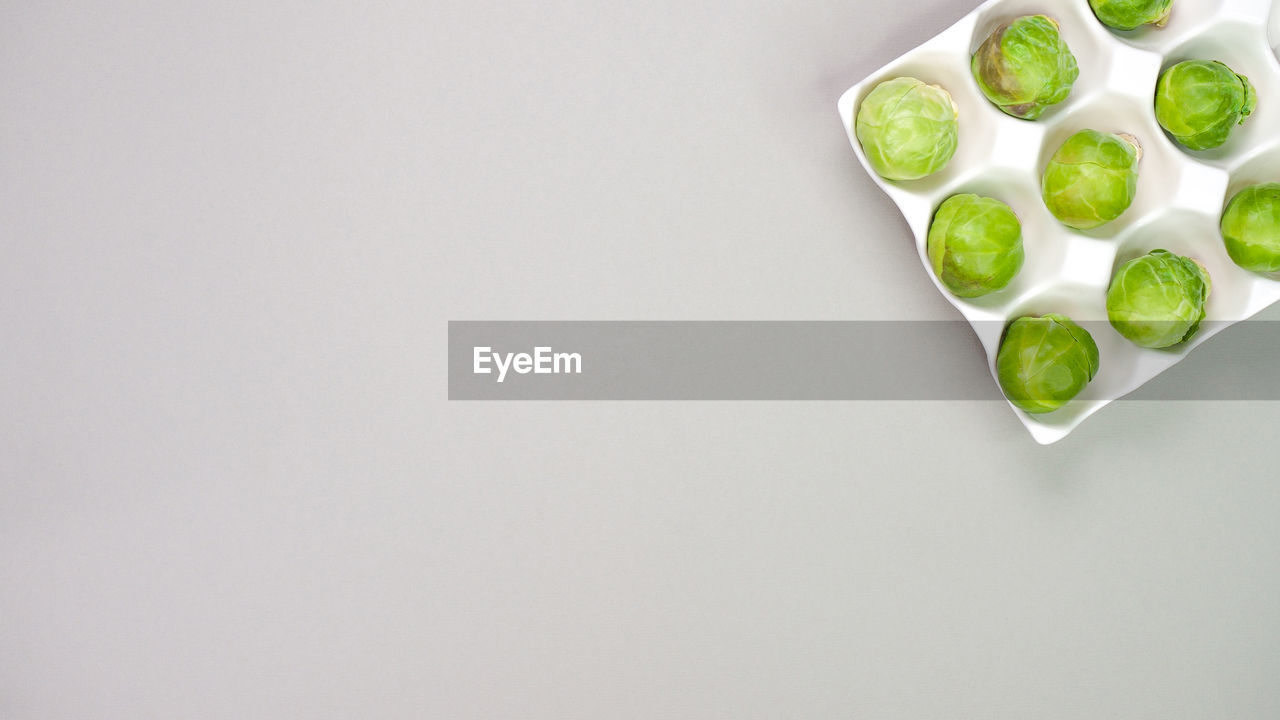 green, food, copy space, food and drink, healthy eating, wellbeing, studio shot, freshness, indoors, vegetable, leaf, produce, no people, still life, plant, fruit, high angle view, directly above, slice, white background, gray background, organic, table