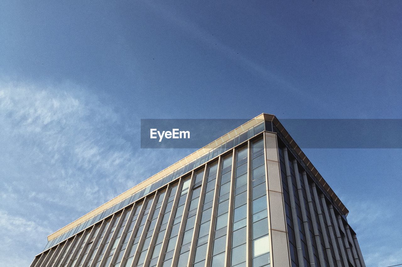 LOW ANGLE VIEW OF MODERN OFFICE BUILDING AGAINST SKY