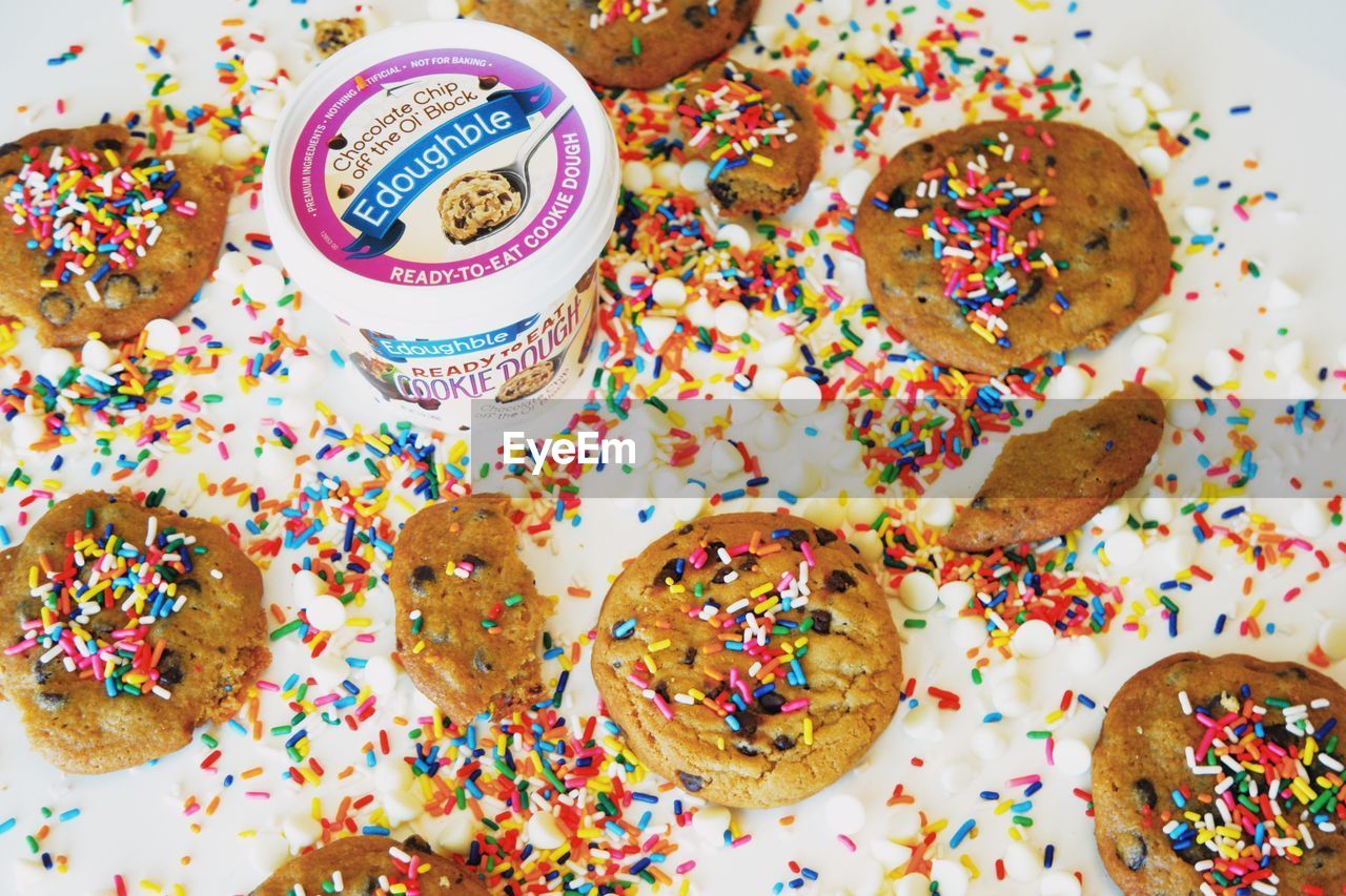 HIGH ANGLE VIEW OF COOKIES IN PLATE