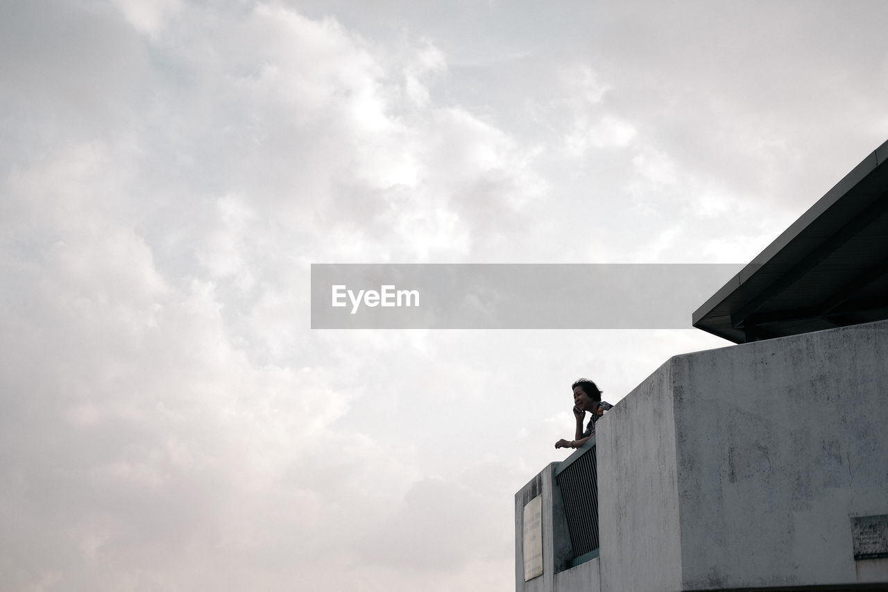 LOW ANGLE VIEW OF BUILT STRUCTURE AGAINST SKY