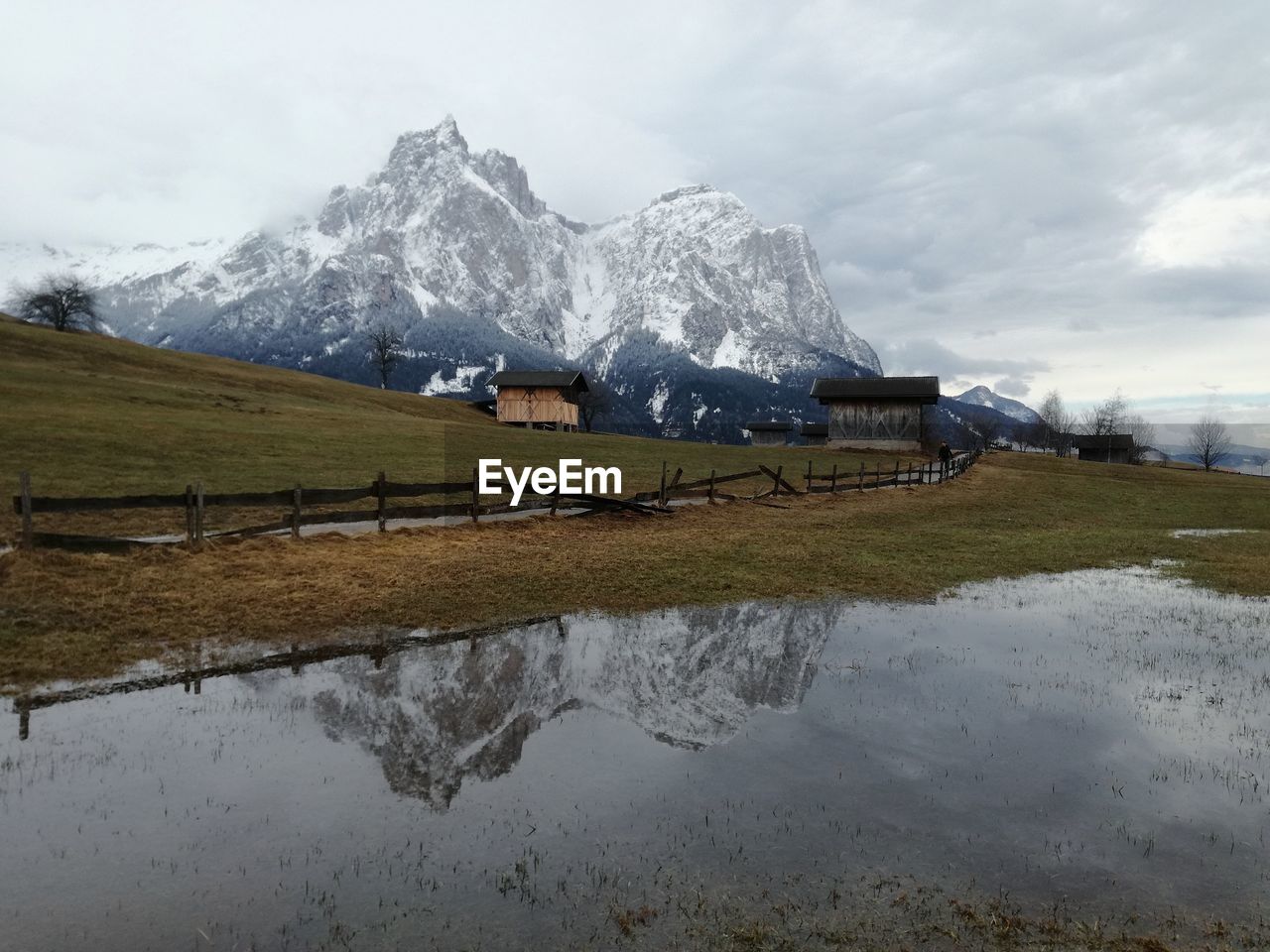 SCENIC VIEW OF LAKE BY SNOWCAPPED MOUNTAIN AGAINST SKY