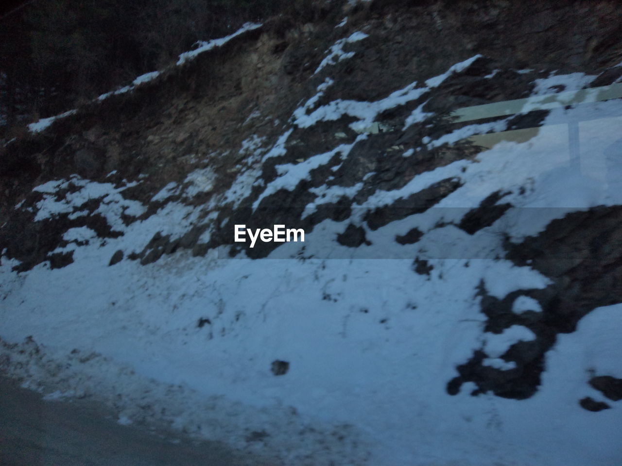 CLOSE-UP OF SNOW COVERED GROUND