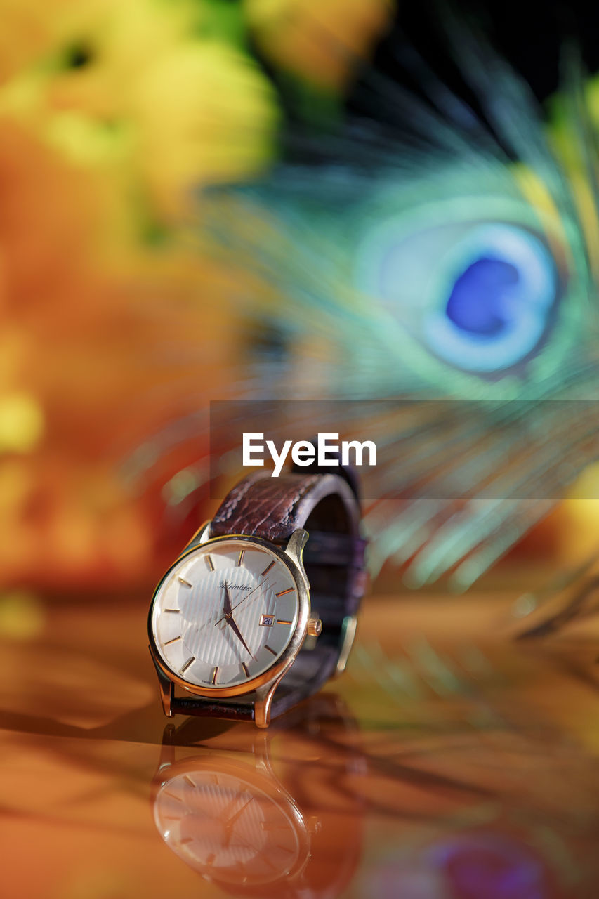 clock, watch, time, yellow, close-up, macro photography, instrument of time, fashion accessory, clock face, no people, alarm clock, minute hand, selective focus, wristwatch, indoors, accuracy, deadline, pocket watch, clock hand, green