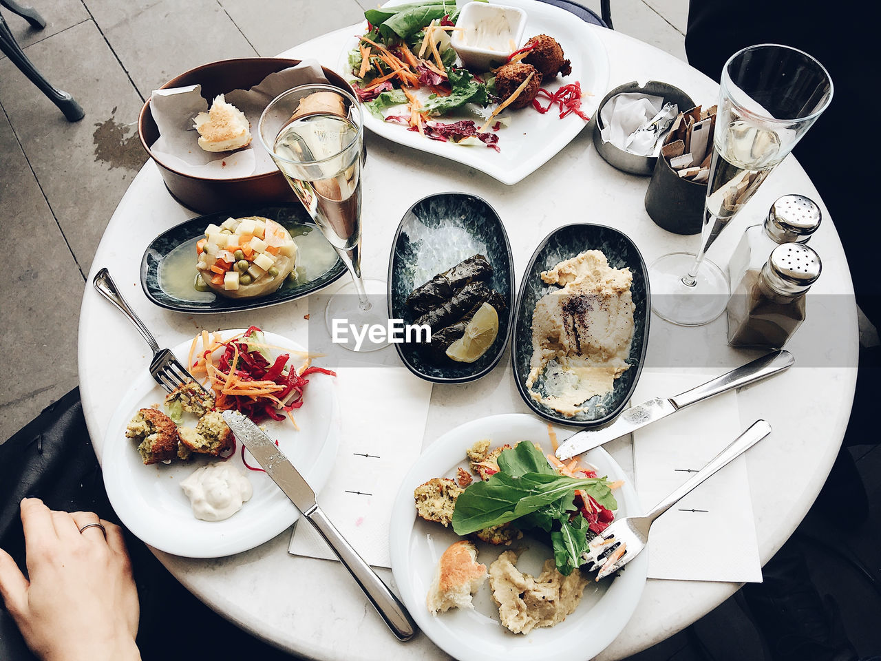 HIGH ANGLE VIEW OF FOOD SERVED IN PLATE