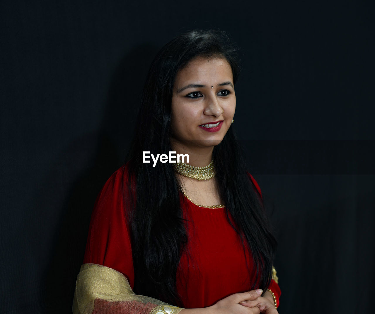 PORTRAIT OF A SMILING YOUNG WOMAN