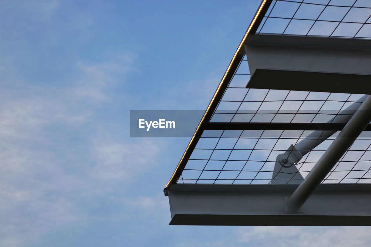 LOW ANGLE VIEW OF GLASS BUILDING AGAINST SKY