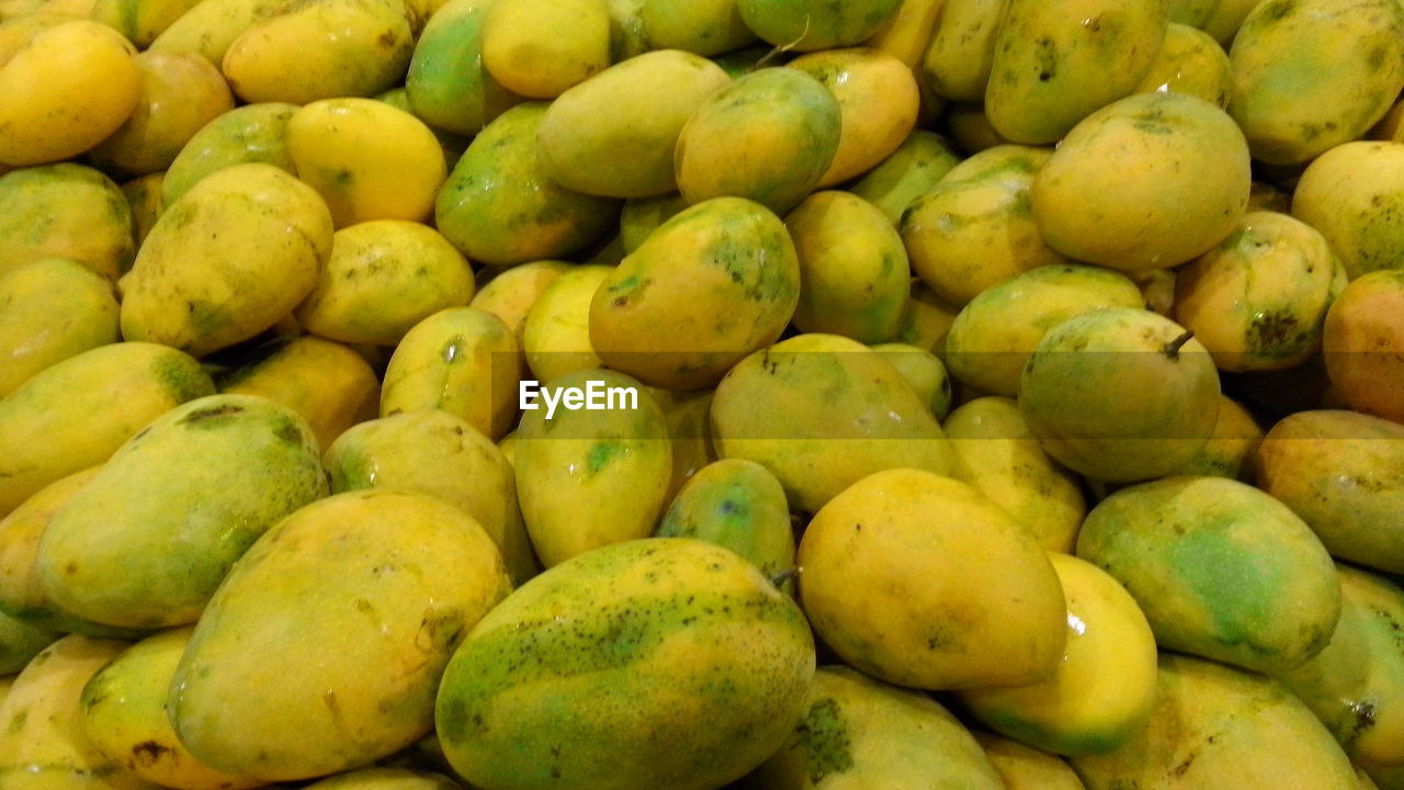 FULL FRAME SHOT OF FRUITS