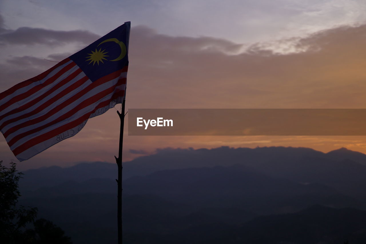 SCENIC VIEW OF FLAG AGAINST SKY