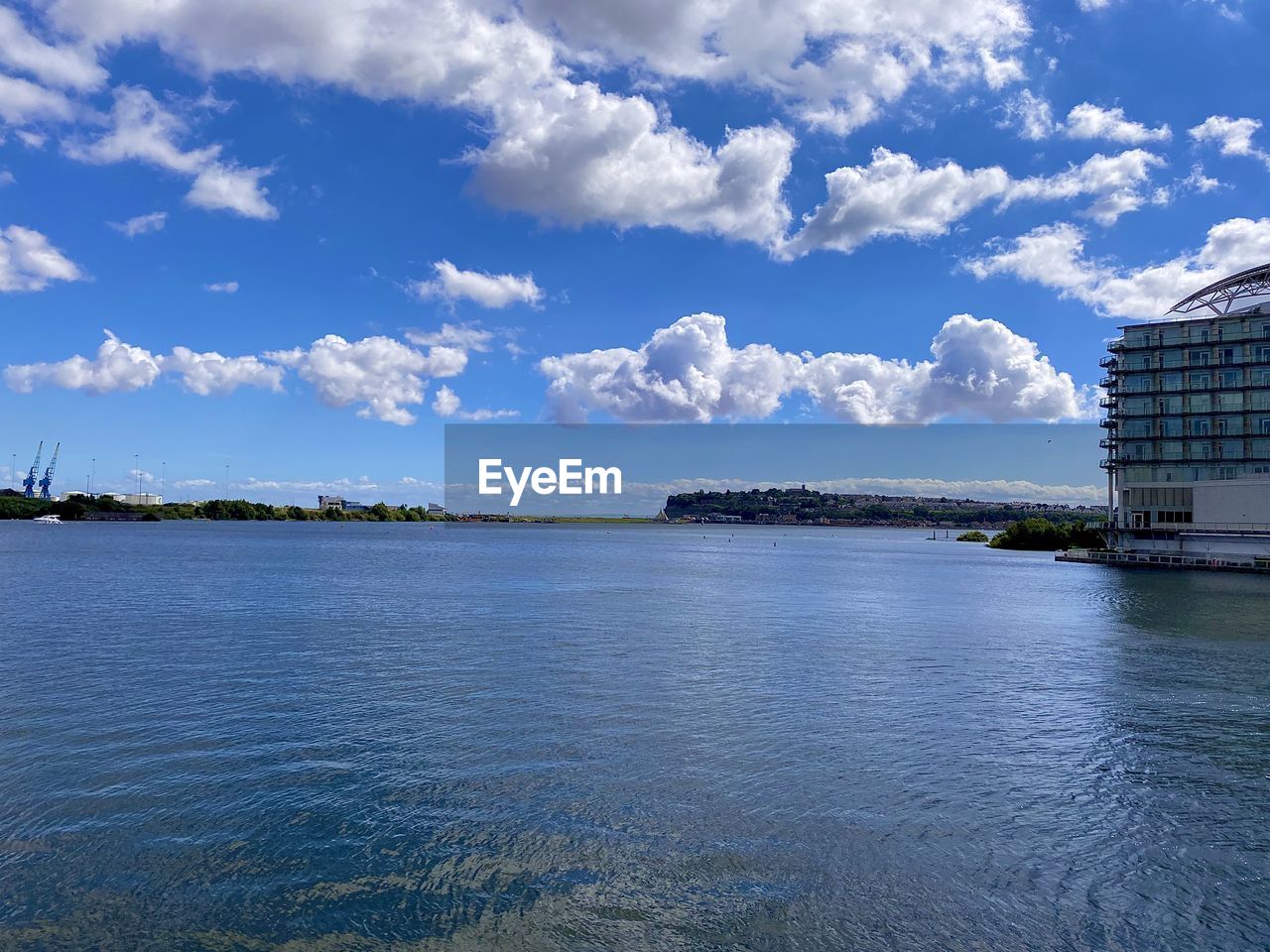 PANORAMIC VIEW OF SEA AGAINST BLUE SKY