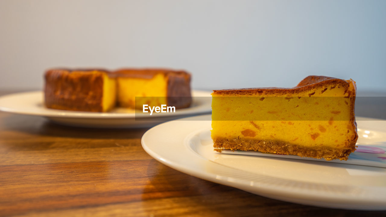 CLOSE-UP OF CAKE ON TABLE