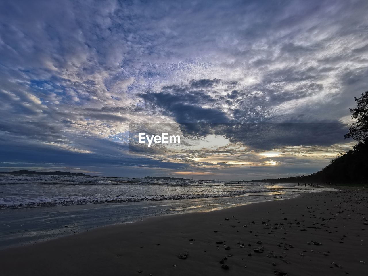 SCENIC VIEW OF SEA AGAINST SKY AT SUNSET