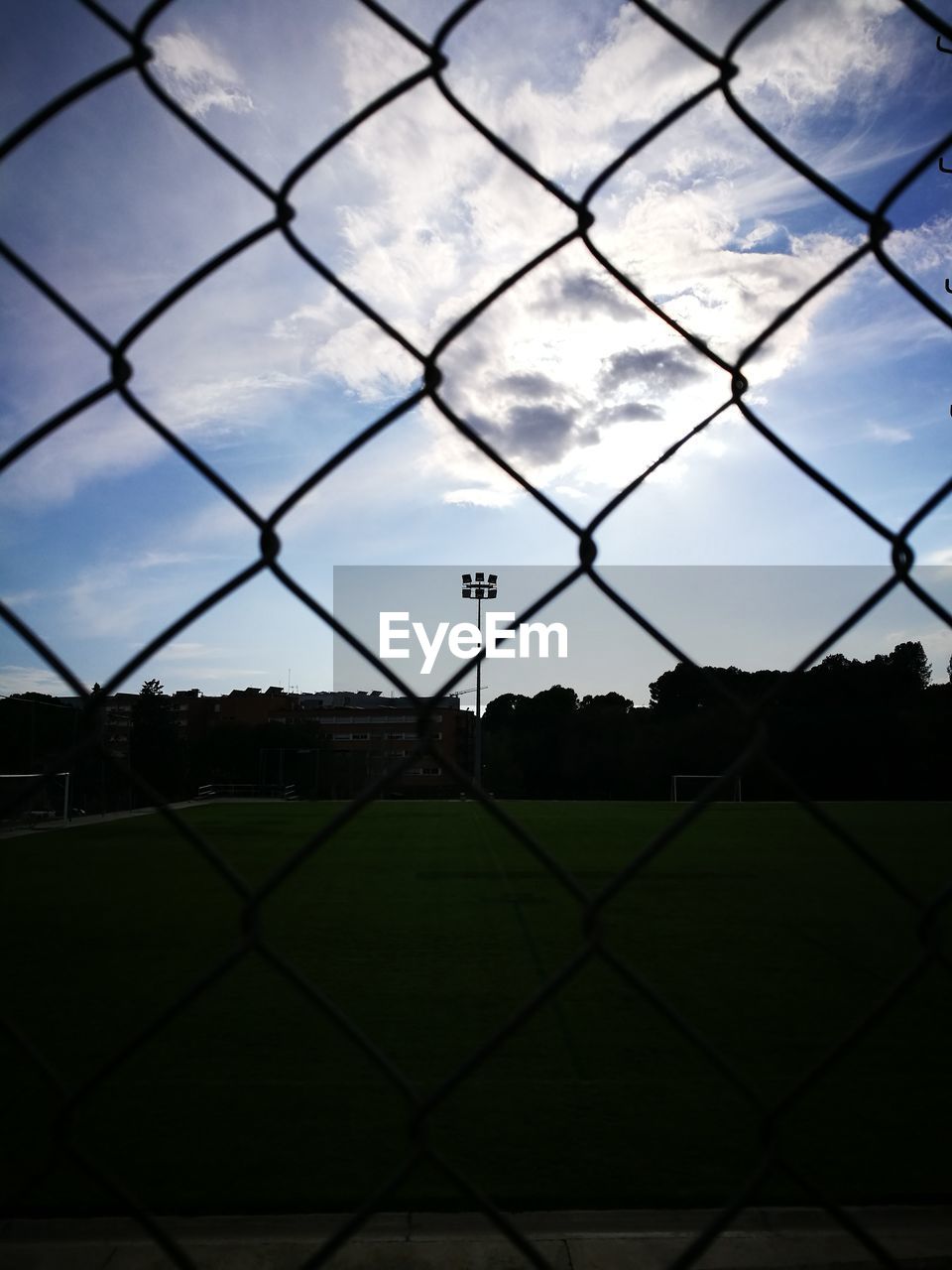 CLOSE-UP OF CHAINLINK FENCE