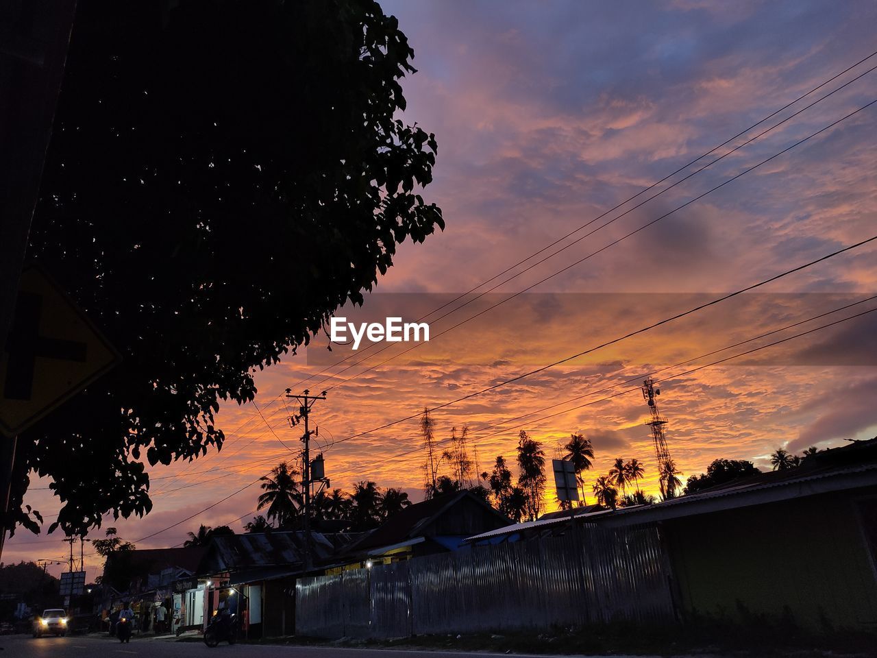 SILHOUETTE TREE AND BUILDINGS AGAINST SKY AT SUNSET