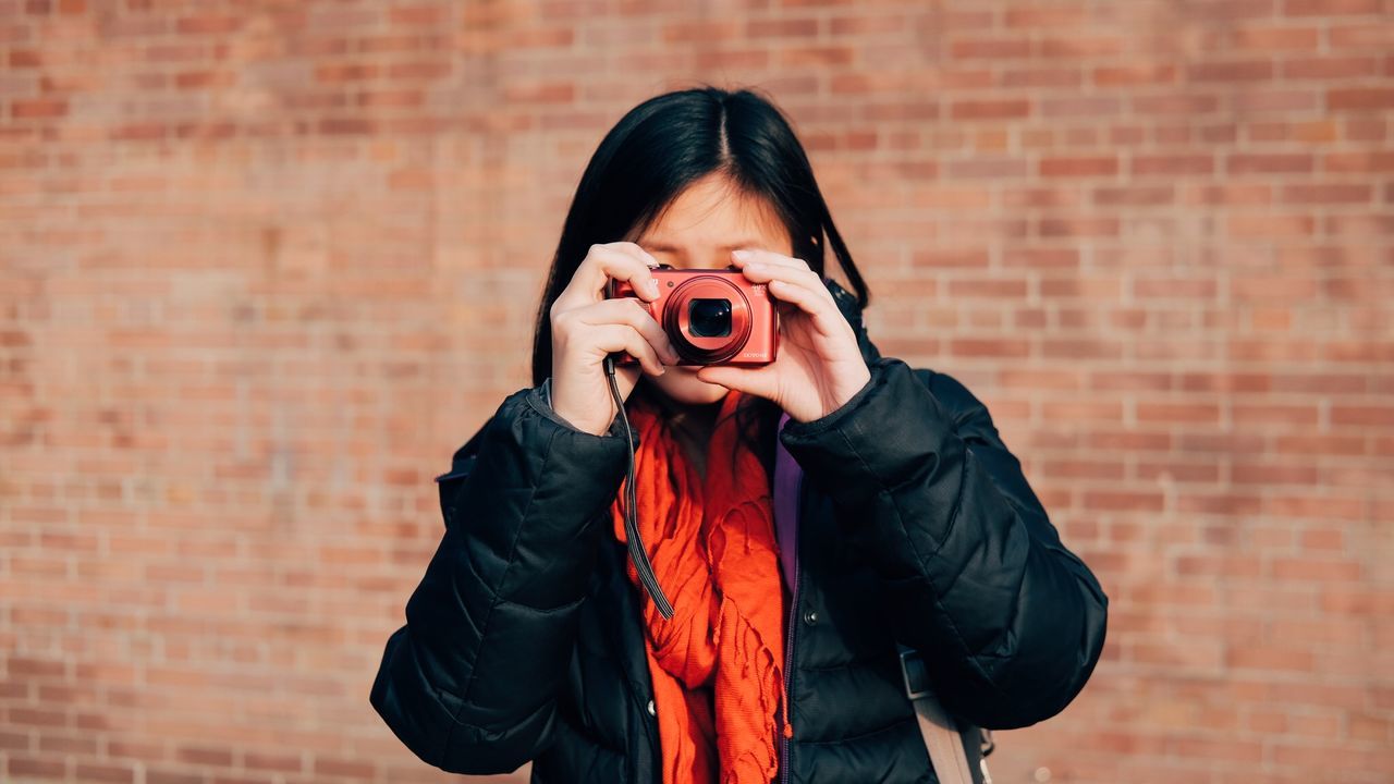 PORTRAIT OF MAN PHOTOGRAPHING