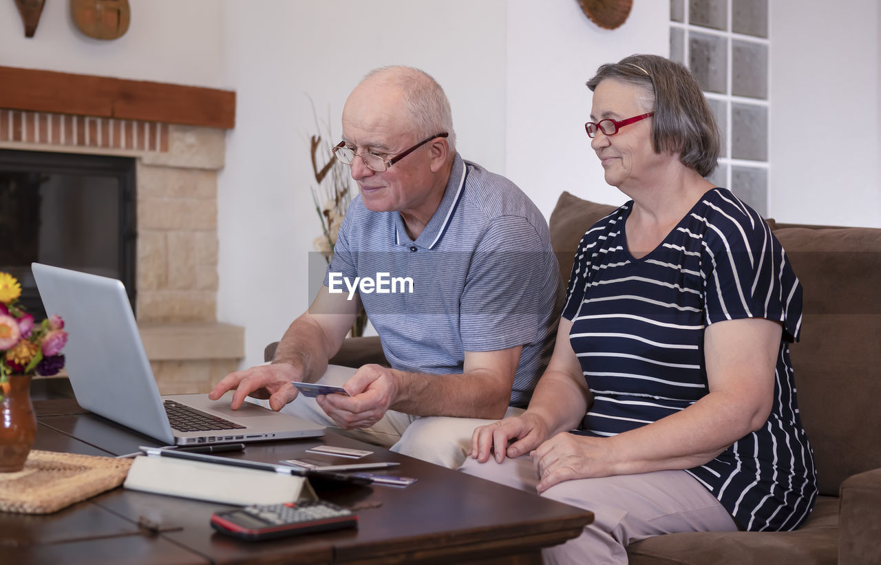 Senior couple buying from internet