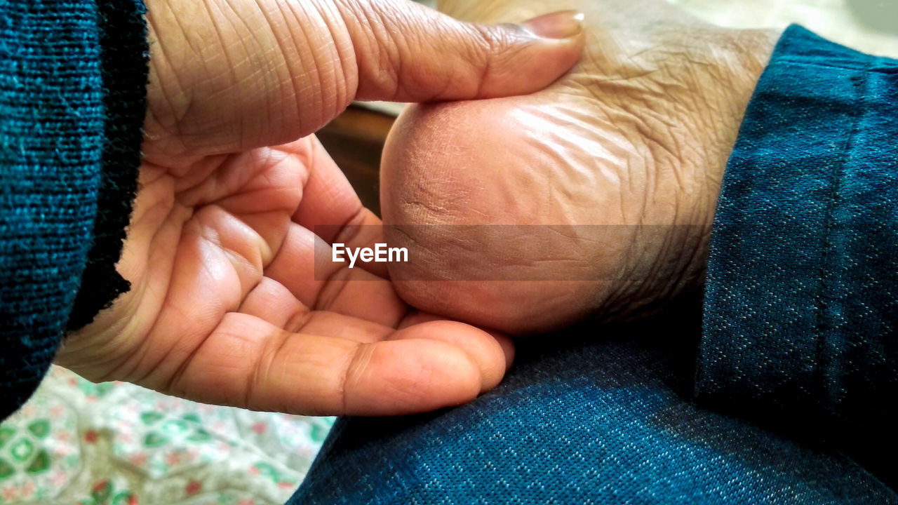 CLOSE-UP OF BABY HANDS