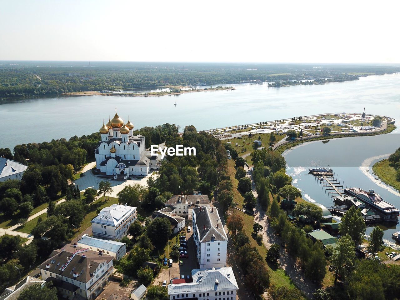 HIGH ANGLE VIEW OF BUILDINGS AND SEA IN CITY