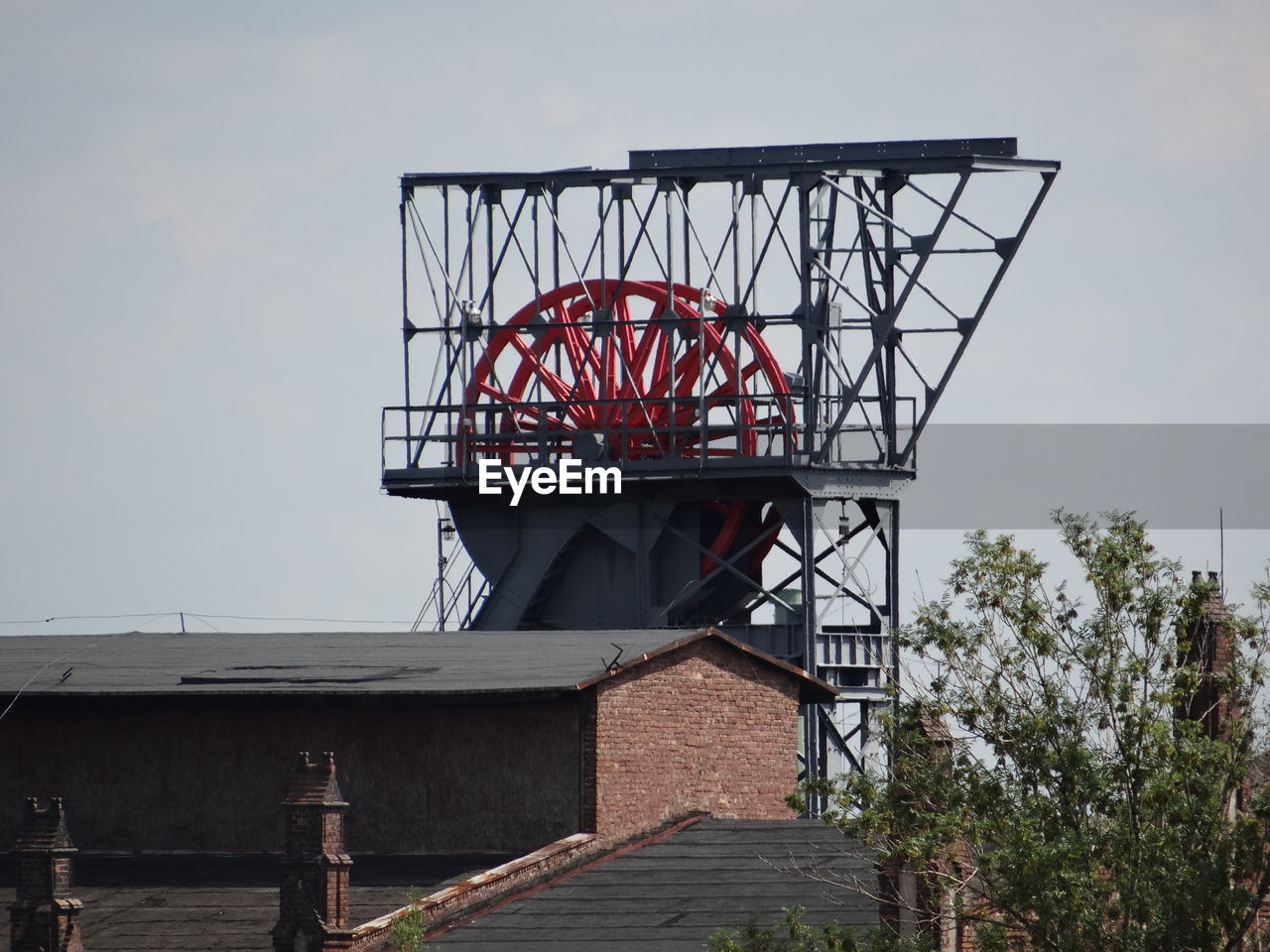 LOW ANGLE VIEW OF ABANDONED BUILT STRUCTURE AGAINST SKY