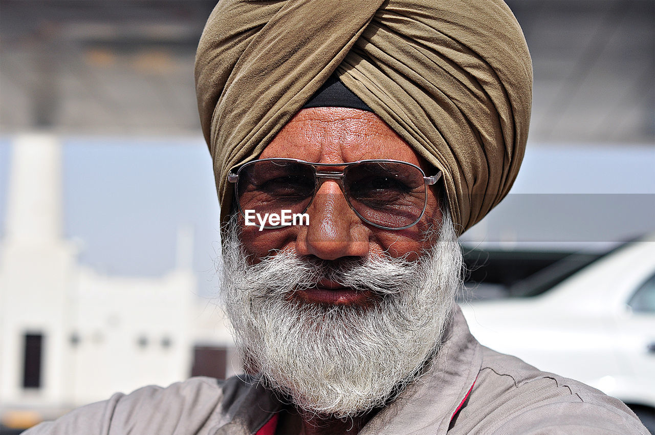 PORTRAIT OF YOUNG MAN WEARING SUNGLASSES