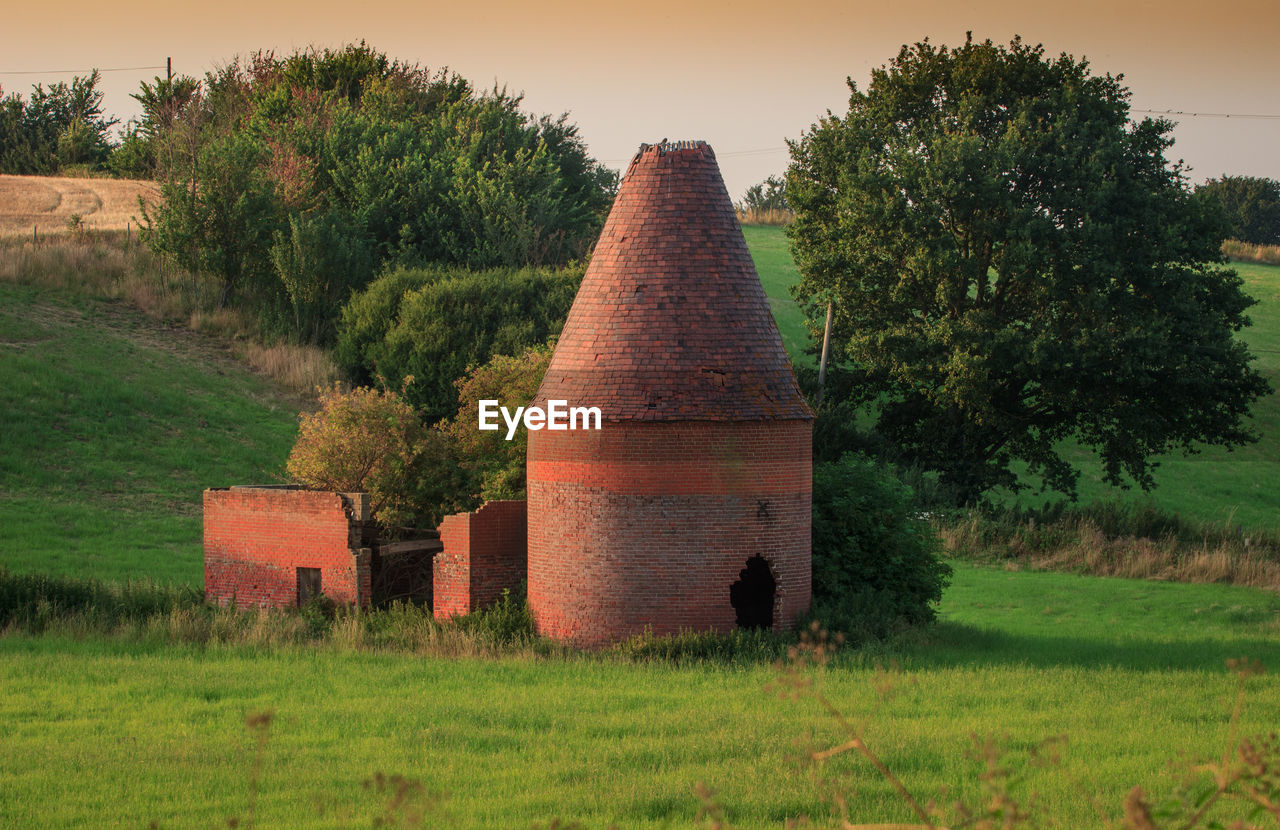 OLD RUIN ON FIELD AGAINST SKY