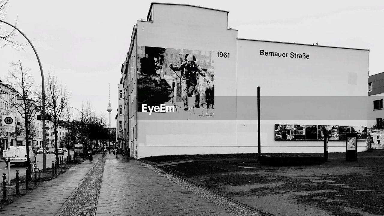 TEXT ON FOOTPATH AGAINST BUILDING