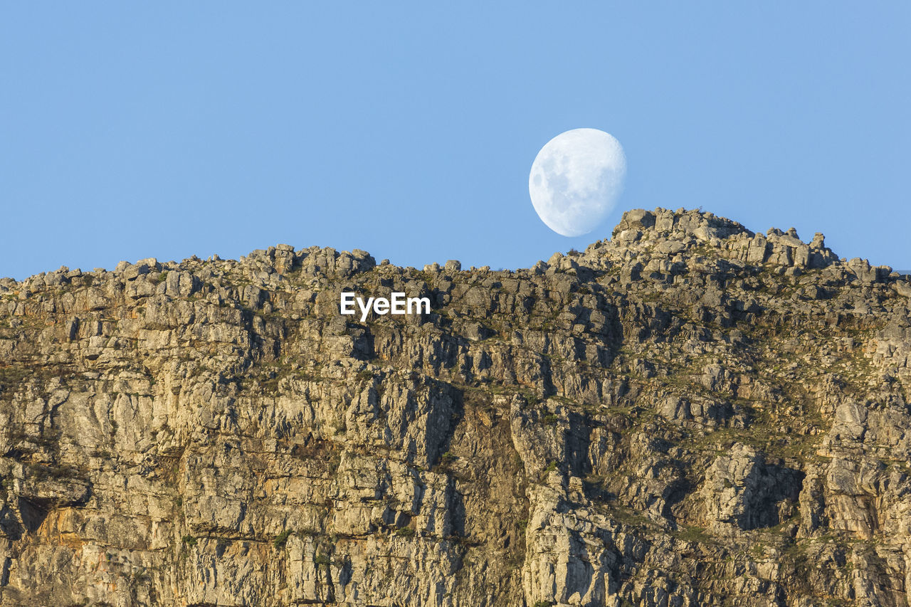 LOW ANGLE VIEW OF ROCK AGAINST SKY